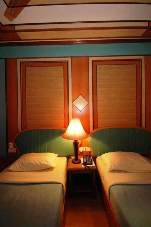 Shari La Island Resort Kampong Pasir Hantu Exterior photo